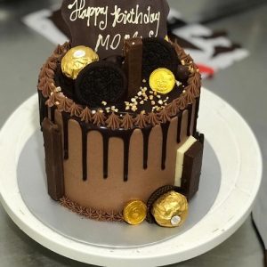 Chocolate fudge dripping cake (1.3kg)